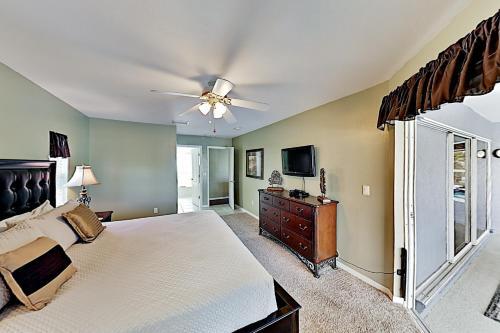 Waterfront Oasis - Private Caged Pool, Spa & Dock Home