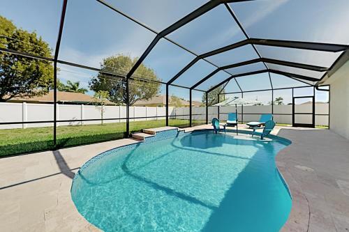 Desirable Sw Home - Private Heated Saltwater Pool Home