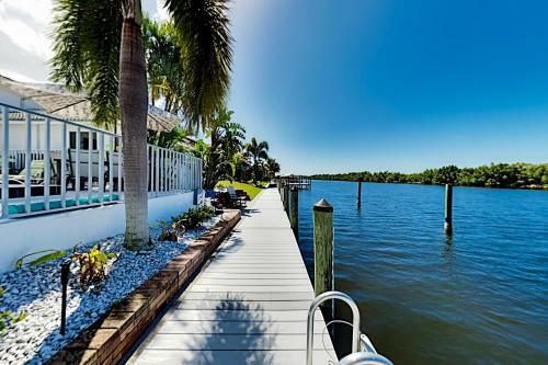 Apartamento Coral & Sandal - 2 Waterfront Units - Pool & Lanai Duplex