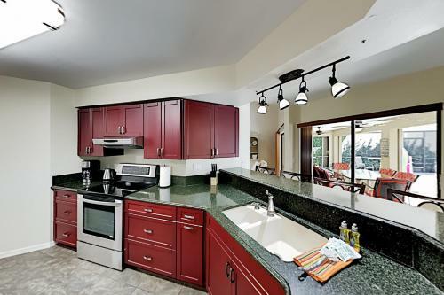 Tropical Gem - Heated Pool, Office, Prime Location Home