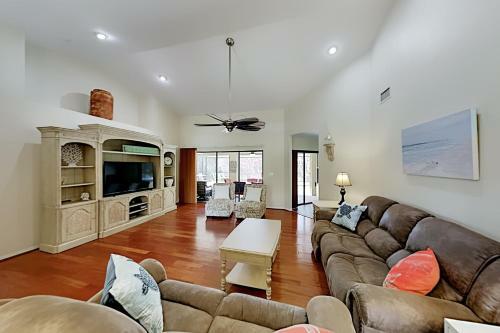Tropical Gem - Heated Pool, Office, Prime Location Home