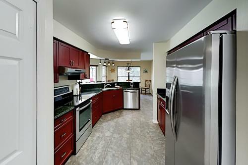 Tropical Gem - Heated Pool, Office, Prime Location Home