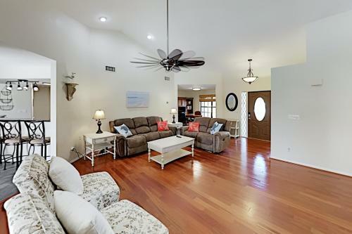 Tropical Gem - Heated Pool, Office, Prime Location Home