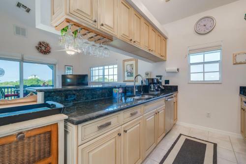 Manatee Haven - Upscale Beach View Home With Screened-in Pool, Spa And Elevator!
