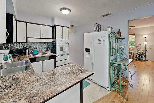 New Listing! Peacock Place 2br 1ba, Sleeps 4 Home