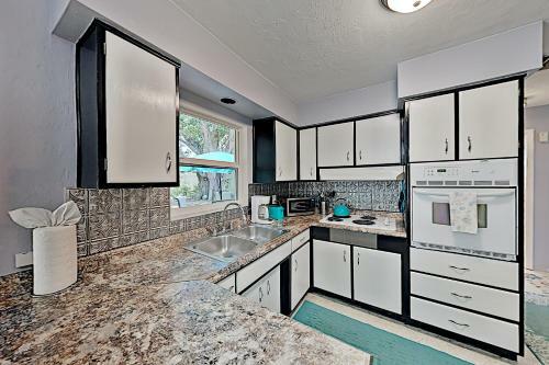 New Listing! Peacock Place 2br 1ba, Sleeps 4 Home