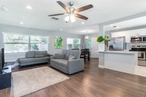 Bright & Airy Clearwater House 5 Miles To Beach! Home