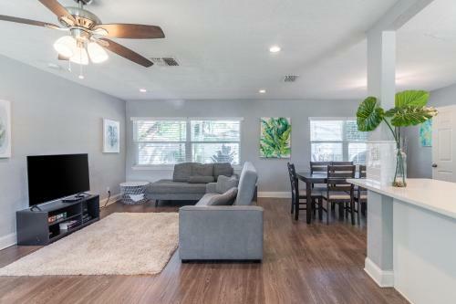 Bright & Airy Clearwater House 5 Miles To Beach! Home