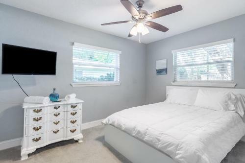 Bright & Airy Clearwater House 5 Miles To Beach! Home