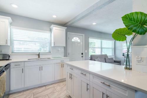 Bright & Airy Clearwater House 5 Miles To Beach! Home