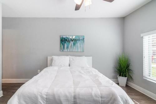 Bright & Airy Clearwater House 5 Miles To Beach! Home