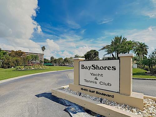 Apartamento New Listing! Waterfront Condo With Pool & Dock Condo