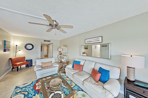 Apartamento New Listing! Waterfront Condo With Pool & Dock Condo