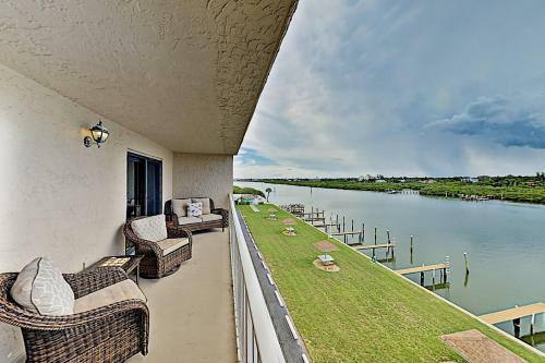 Apartamento New Listing! Waterfront Condo With Pool & Dock Condo