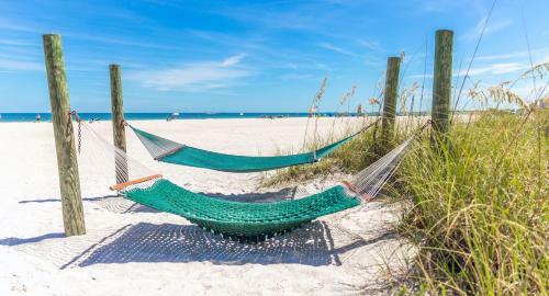 Apartamento New Listing! Waterfront Condo With Pool & Dock Condo