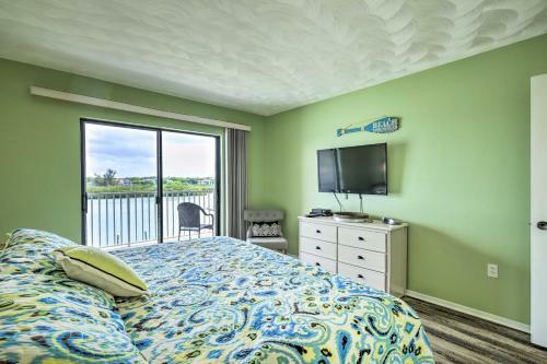 Apartamento Indian Shores Condo With Balcony And Pool Access!