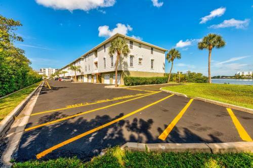 Mariner's Pointe - Classy Condo, Steps To Beach, Large Balcony