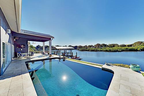 Waterfront Home With Pool, Hot Tub & Kayaks Home