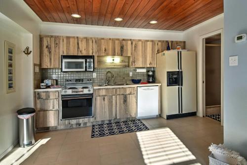 Indian Shores Cottage With Cabana - Steps To Beach!