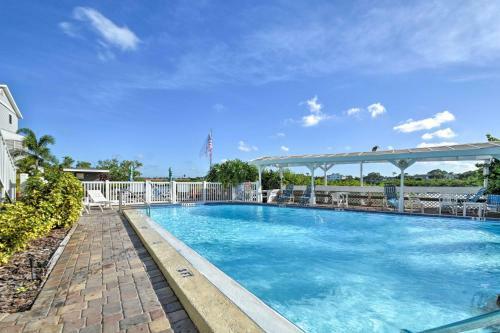 Indian Shores Townhome With Pool Access And Kayaks