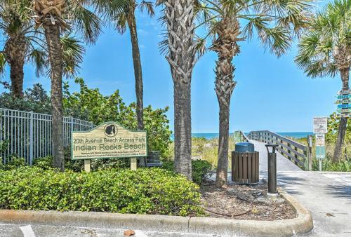 Indian Rocks Home With Game Room, Walk To Beach!