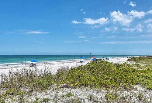 Indian Rocks Home With Game Room, Walk To Beach!