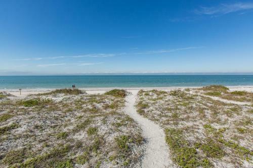Gulf Sunset Oasis - Beach Front Apts