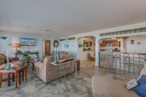 Gulf Sunset Oasis - Beach Front Apts
