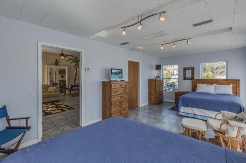 Gulf Sunset Oasis - Beach Front Apts