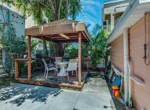 Beachcomber Beach House - Weekly Rental Just Steps To White Sand Beach! Home