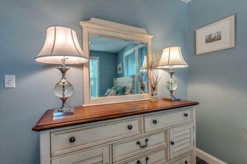 Beachcomber Beach House - Weekly Rental Just Steps To White Sand Beach! Home