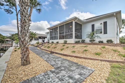 Spacious And Hip Crystal River Home With Dock And Kayaks!