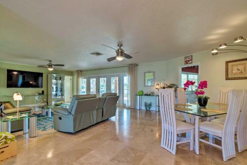 Updated Waterfront Crystal River Retreat With Dock!