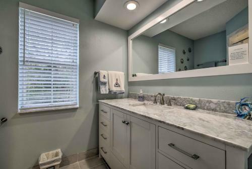 Crystal River Home With Dock, 1 Mile To Boat Launch