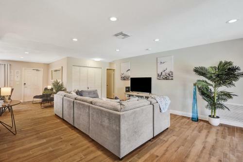 Private Pool Beautiful Updated 4br Home 2bth