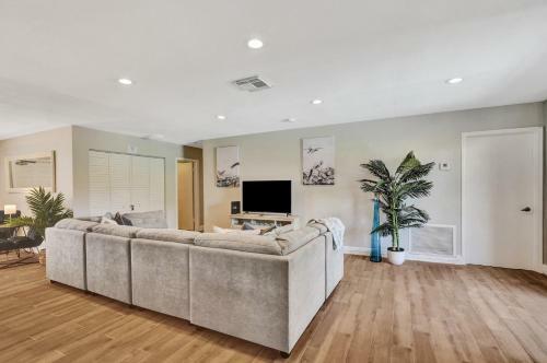 Private Pool Beautiful Updated 4br Home 2bth