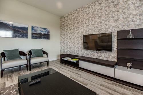 Six-bedroom Apartment 5476