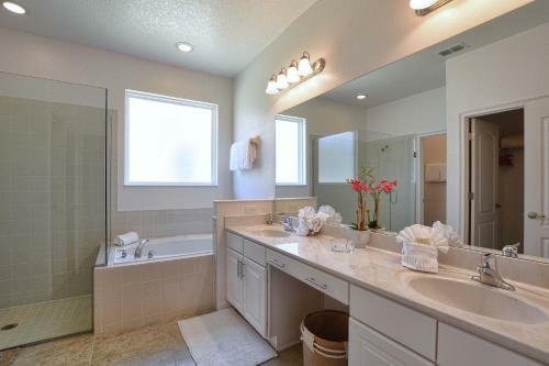 Solterra - 5 Bedrooms House W/pool-7029sr