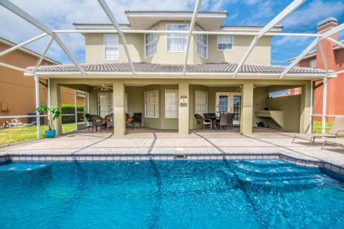 Sunny Large Pool In Floridian Retreat