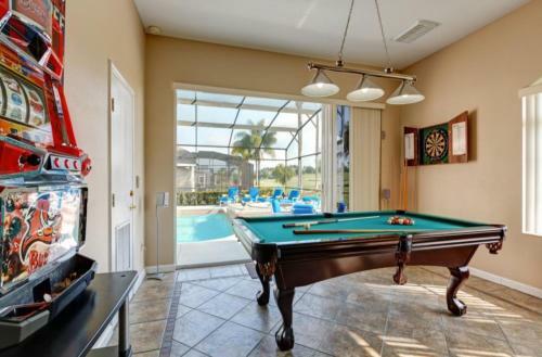Beautiful Palace Large Pool Home With Golf Court View