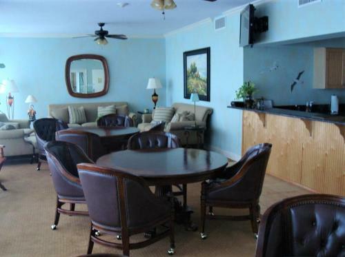 Apartamento Blue Surf 404, 2 Bedrooms, Sleeps 6, Beach Front