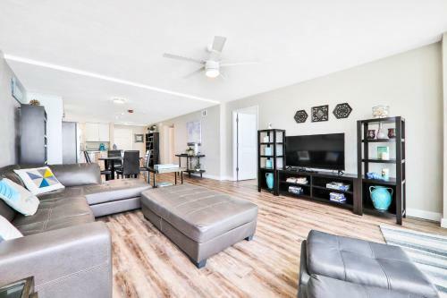 Shores Club - 302