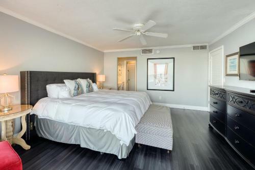 Shores Club - 305