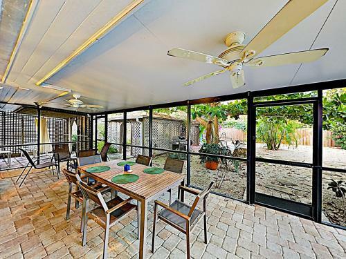 Tropical Oasis - 3 Minutes To Beach Home