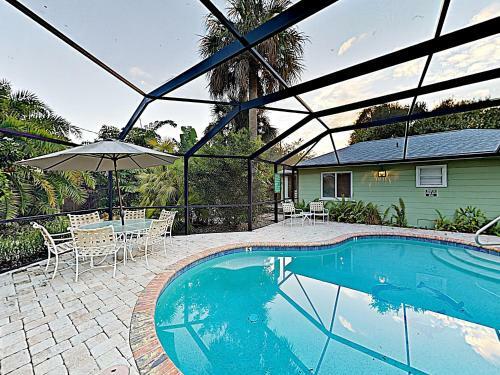 Tropical Oasis - 3 Minutes To Beach Home