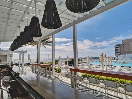 Modern Luxury Beach Hotel Large 2 Bedroom With Views 2208