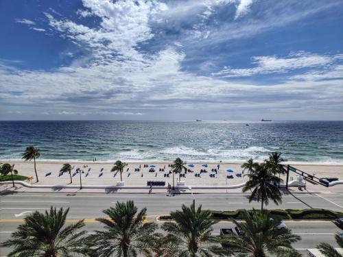 Modern Luxury Beach Hotel Large 2 Bedroom With Views 2208