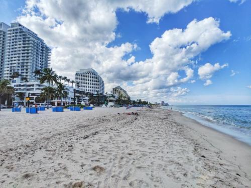 Modern Luxury Beach Hotel Large 2 Bedroom With Views 2208