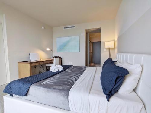 Modern Luxury Beach Hotel Large 2 Bedroom With Views 2208