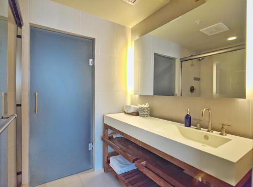 Modern Luxury Beach Hotel Large 2 Bedroom With Views 2208